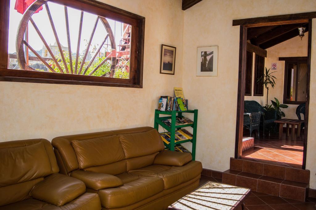 Hotel Y Galeria Uxlabil Antigua Luaran gambar