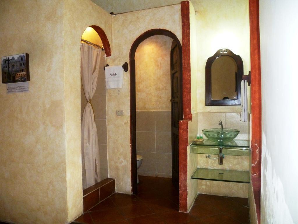 Hotel Y Galeria Uxlabil Antigua Bilik gambar