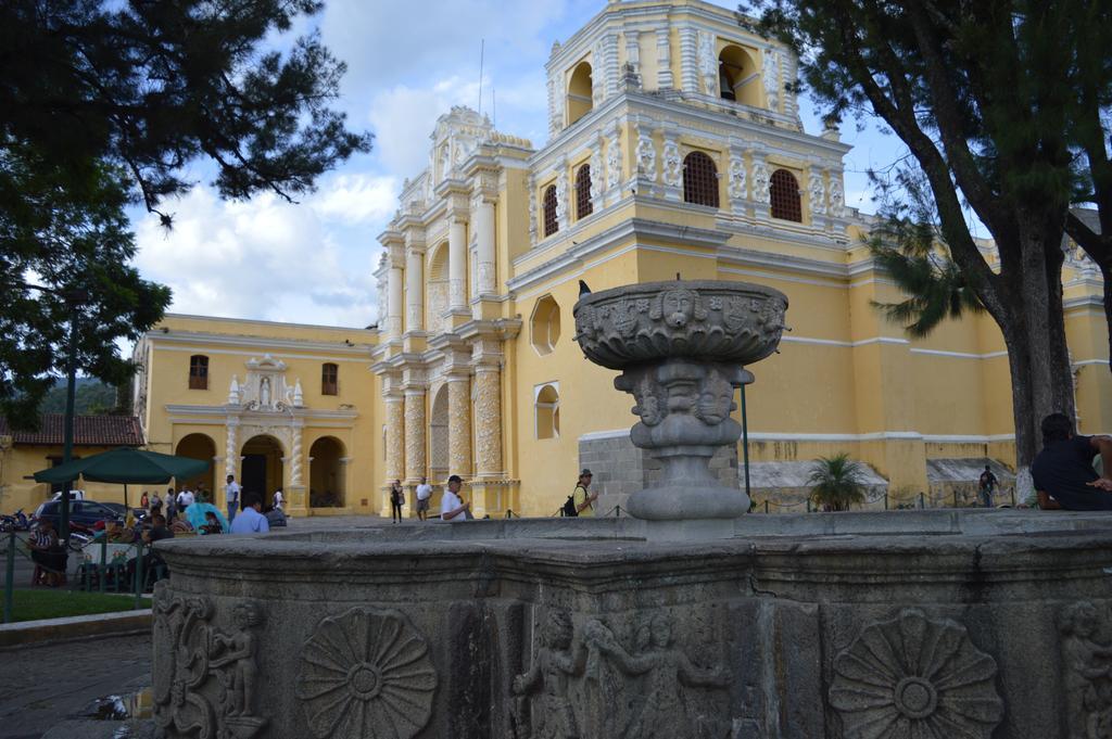 Hotel Y Galeria Uxlabil Antigua Luaran gambar
