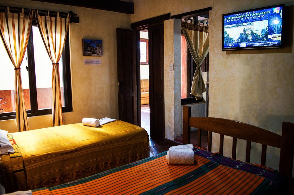 Hotel Y Galeria Uxlabil Antigua Bilik gambar