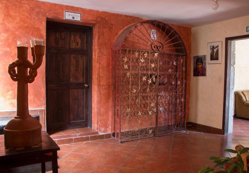 Hotel Y Galeria Uxlabil Antigua Luaran gambar