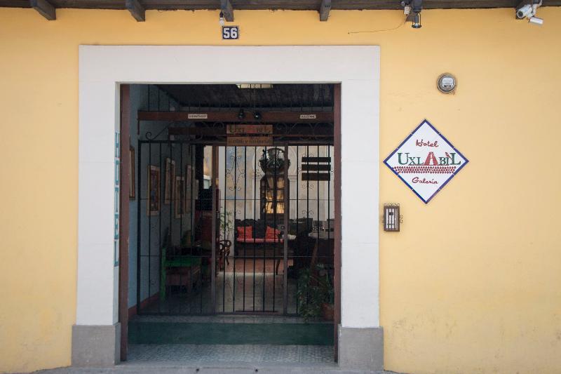 Hotel Y Galeria Uxlabil Antigua Luaran gambar