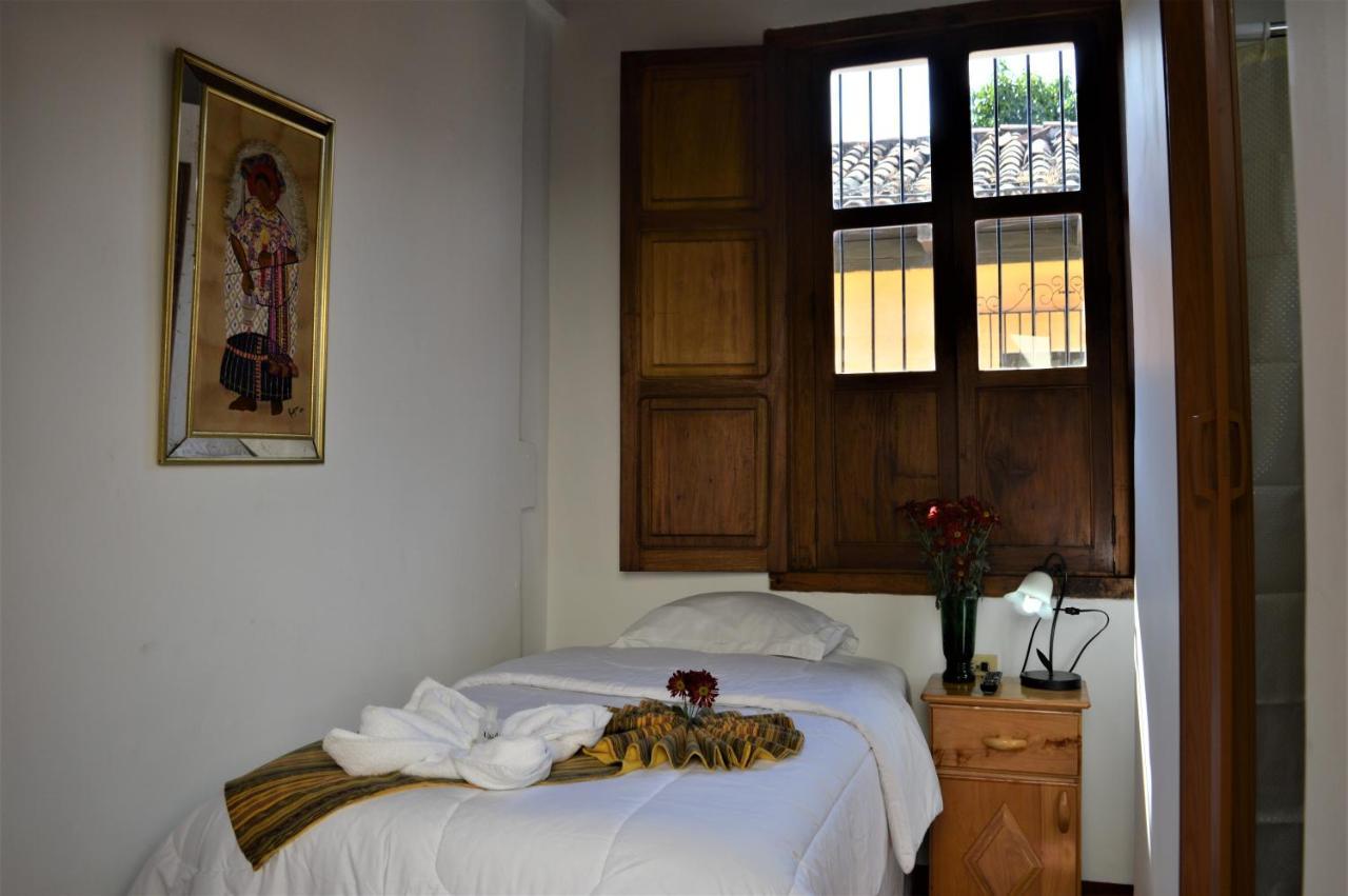 Hotel Y Galeria Uxlabil Antigua Luaran gambar